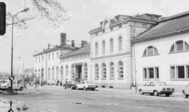 Dworzec w Jeleniej Górze, 1984 (2). Fot. J. Szeliga. Numer...